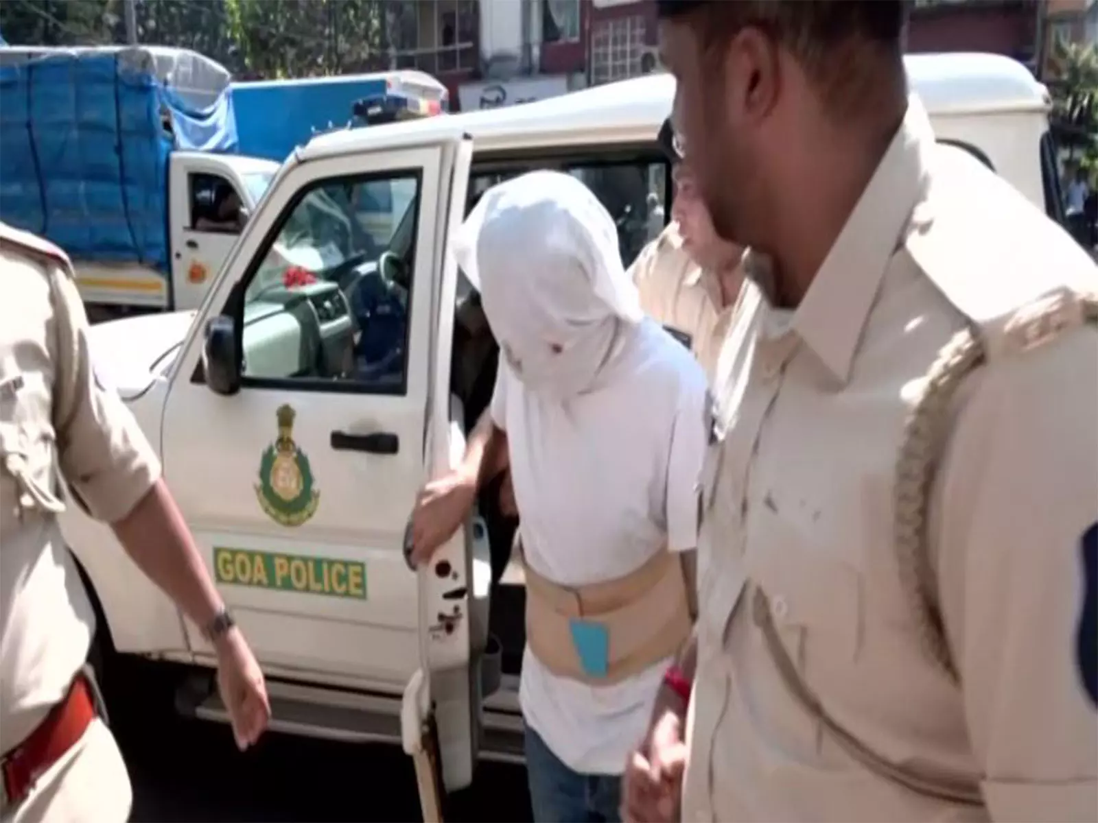 बिर्च-गोवा पार्टनर अजय गुप्ता पुलिस हिरासत में बिर्च-गोवा पार्टनर अजय गुप्ता पुलिस हिरासत में