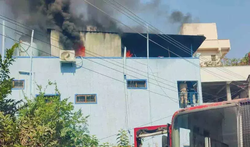 Manchrial में पेंट हाउस में आग लगने की घटना हुई Manchrial में पेंट हाउस में आग लगने की घटना हुई