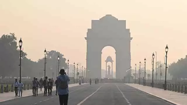 Delhi-NCR की हवा में थोड़ा सुधार, लेकिन स्मॉग की परत बनी रही Delhi-NCR की हवा में थोड़ा सुधार, लेकिन स्मॉग की परत बनी रही
