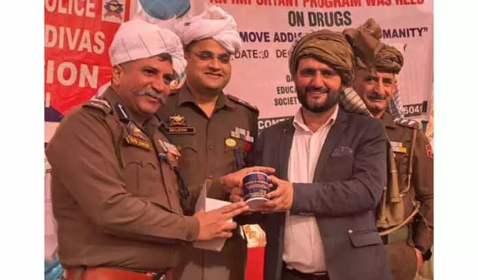 DIG जेकेएस रेंज ने जांका डंसल में नशीली दवाओं के बारे में जागरूकता कार्यक्रम का नेतृत्व किया DIG जेकेएस रेंज ने जांका डंसल में नशीली दवाओं के बारे में जागरूकता कार्यक्रम का नेतृत्व किया