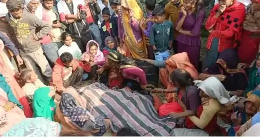 डीसीएम की टक्कर से दो सगी बहनें और चचेरे भाई की मौत, ग्रामीण ने किया प्रदर्शन डीसीएम की टक्कर से दो सगी बहनें और चचेरे भाई की मौत, ग्रामीण ने किया प्रदर्शन
