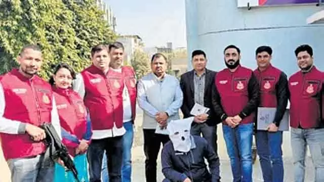 Delhi पुलिस ने ट्रैफिक कर्मियों को निशाना बनाने वाले जबरन वसूली रैकेट का भंडाफोड़ कर 5 गिरफ्तार किए Delhi पुलिस ने ट्रैफिक कर्मियों को निशाना बनाने वाले जबरन वसूली रैकेट का भंडाफोड़ कर 5 गिरफ्तार किए