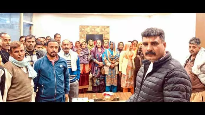 विभिन्न प्रतिनिधिमंडलों ने Pawan Khajuria से मुलाकात की, आम समस्याओं पर प्रकाश डाला विभिन्न प्रतिनिधिमंडलों ने Pawan Khajuria से मुलाकात की, आम समस्याओं पर प्रकाश डाला