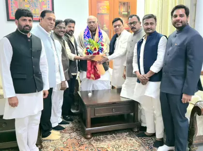 Telangana के मुख्यमंत्री ने खड़गे, प्रियंका गांधी से की मुलाकात Telangana के मुख्यमंत्री ने खड़गे, प्रियंका गांधी से की मुलाकात