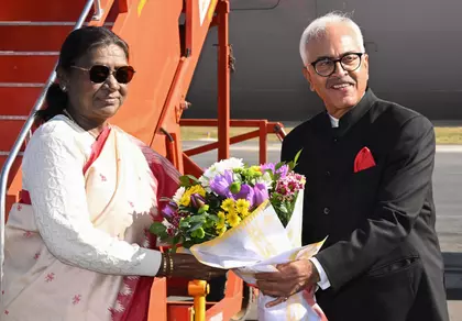 राष्ट्रपति Murmu पहली बार मणिपुर पहुंचीं, कई परियोजनाओं का उद्घाटन करेंगी राष्ट्रपति Murmu पहली बार मणिपुर पहुंचीं, कई परियोजनाओं का उद्घाटन करेंगी