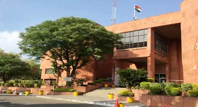 HC ने जानबूझकर तथ्यों को छिपाने के लिए याचिकाकर्ताओं पर 50.000 रुपये का जुर्माना लगाया HC ने जानबूझकर तथ्यों को छिपाने के लिए याचिकाकर्ताओं पर 50.000 रुपये का जुर्माना लगाया