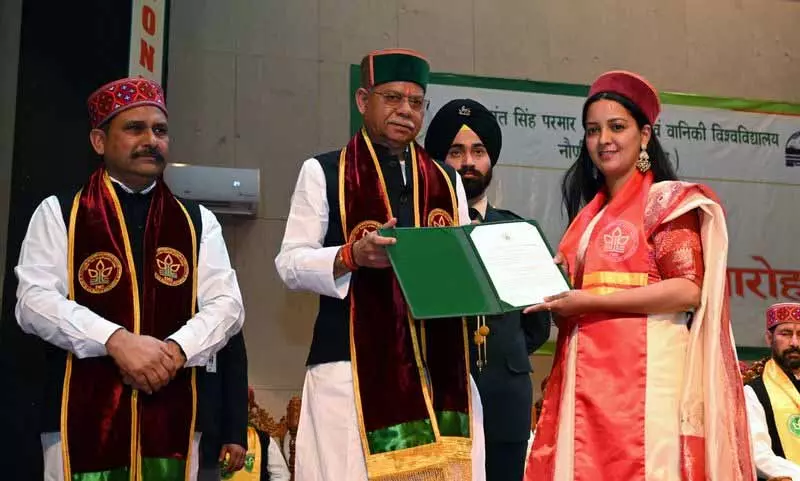 Himachal के राज्यपाल ने मेधावी छात्रों को गोल्ड मेडल दिए Himachal के राज्यपाल ने मेधावी छात्रों को गोल्ड मेडल दिए