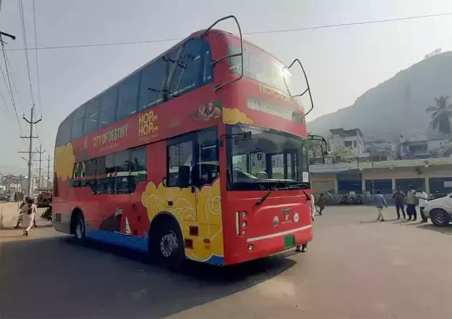 Andhra : सिम्हाचलम मंदिर के लिए डबल-डेकर बस सेवा शुरू की गई Andhra : सिम्हाचलम मंदिर के लिए डबल-डेकर बस सेवा शुरू की गई
