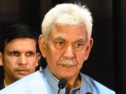 L-G ने आतंकी हमले के शिकारों के परिजनों को रोजगार के अवसर दिए L-G ने आतंकी हमले के शिकारों के परिजनों को रोजगार के अवसर दिए