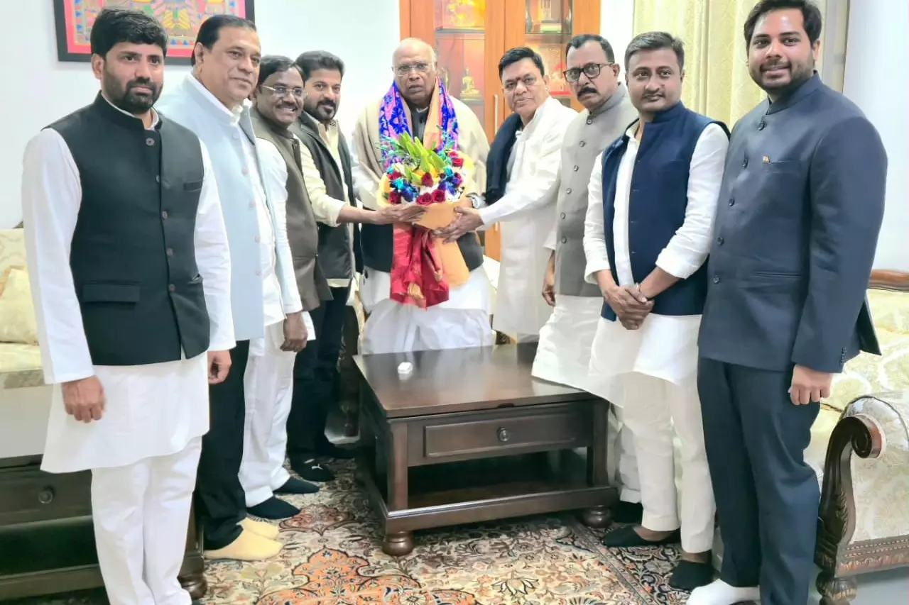 Telangana CM ने खड़गे, प्रियंका गांधी से की मुलाकात, उन्हें ग्लोबल समिट की जानकारी दी Telangana CM ने खड़गे, प्रियंका गांधी से की मुलाकात, उन्हें ग्लोबल समिट की जानकारी दी