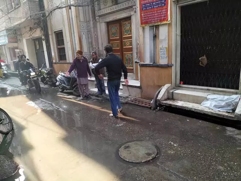 Amritsar: स्थानीय लोग सिरकी बंदा बाज़ार के जाम सीवरेज से परेशान हैं Amritsar: स्थानीय लोग सिरकी बंदा बाज़ार के जाम सीवरेज से परेशान हैं