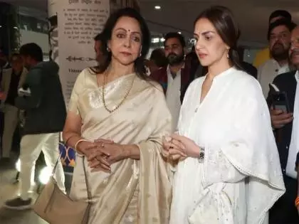 Hema मालिनी, ईशा देओल दिल्ली में धर्मेंद्र की प्रार्थना सभा में शामिल हुईं Hema मालिनी, ईशा देओल दिल्ली में धर्मेंद्र की प्रार्थना सभा में शामिल हुईं