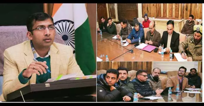 डिव कमिश्नर ने Zojila Pass पर वाहनों की आवाजाही के लिए तैयारियों का जायजा लिया डिव कमिश्नर ने Zojila Pass पर वाहनों की आवाजाही के लिए तैयारियों का जायजा लिया
