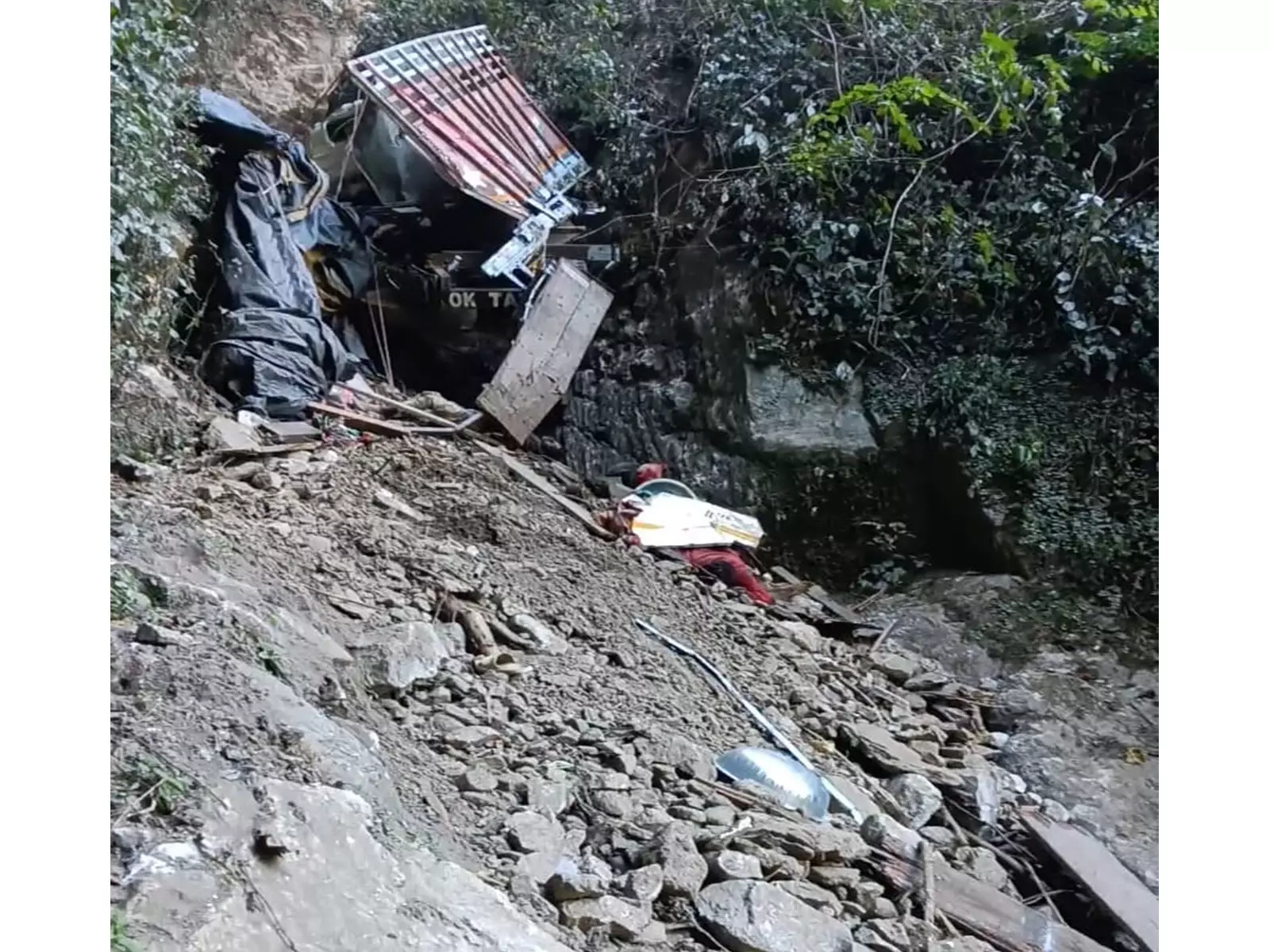 Assam के 21 निर्माण श्रमिकों के मारे जाने की आशंका, मिनीट्रक गहरी खाई में गिरा Assam के 21 निर्माण श्रमिकों के मारे जाने की आशंका, मिनीट्रक गहरी खाई में गिरा