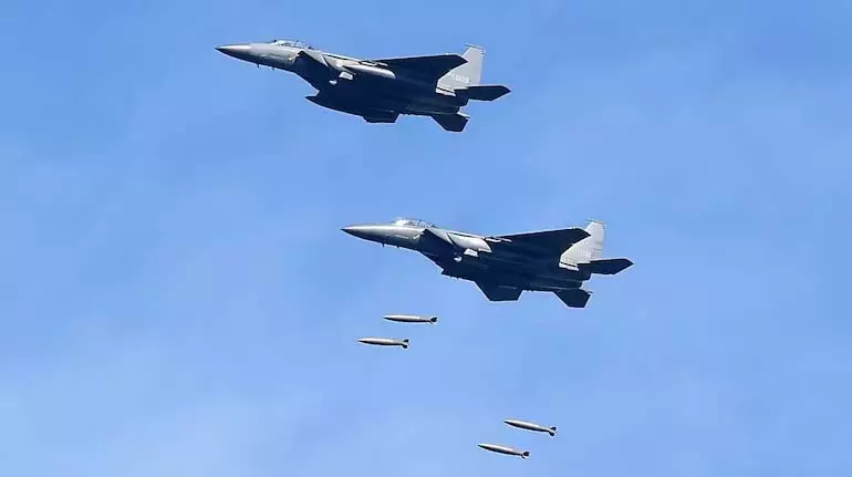 चीन-रूस बॉम्बर पेट्रोल के बाद US के B-52 विमान प्रशांत महासागर में जापान के साथ युद्धाभ्यास में शामिल हुए चीन-रूस बॉम्बर पेट्रोल के बाद US के B-52 विमान प्रशांत महासागर में जापान के साथ युद्धाभ्यास में शामिल हुए