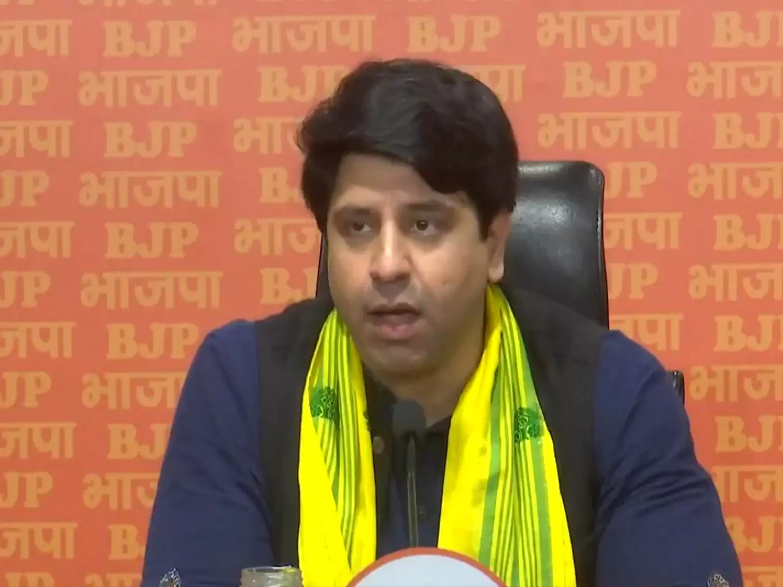 Shehzad Poonawalla ने संसद में ई-सिगरेट सांसद पर किया हमला Shehzad Poonawalla ने संसद में ई-सिगरेट सांसद पर किया हमला