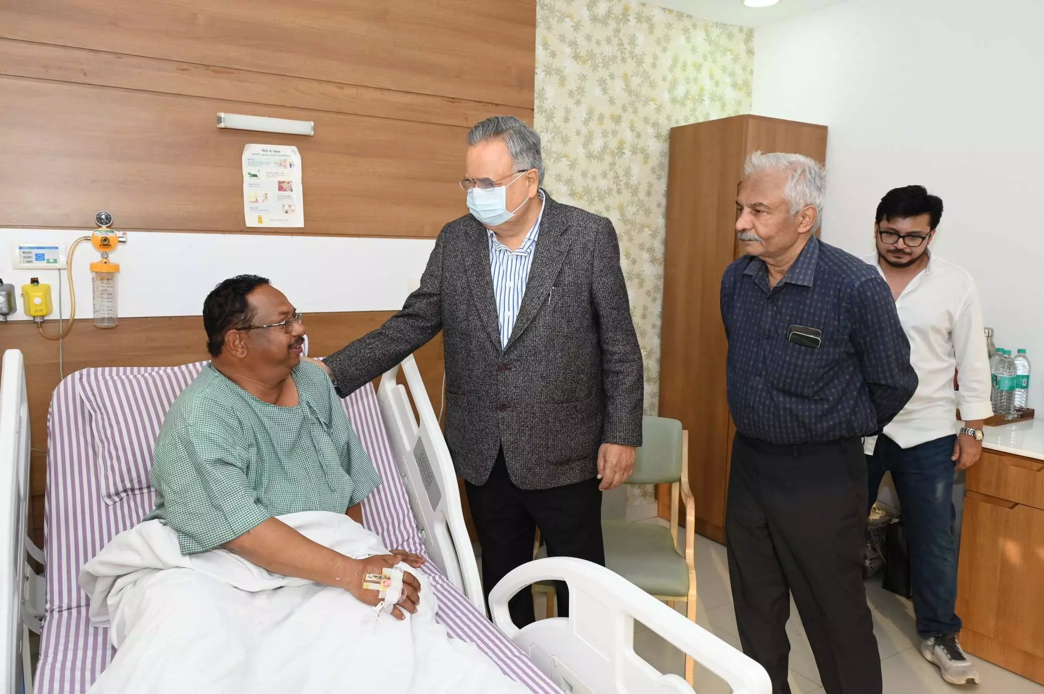 डॉ. रमन सिंह ने भाजपा विधायक प्रबोध मिंज का हालचाल जाना डॉ. रमन सिंह ने भाजपा विधायक प्रबोध मिंज का हालचाल जाना