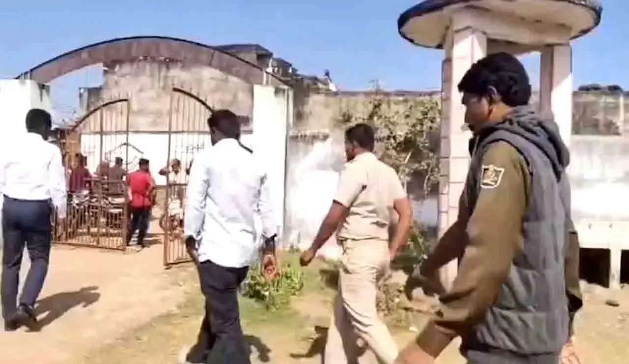 Ganjam: छात्राओं से दुर्व्यवहार के आरोप में शिक्षक की पिटाई Ganjam: छात्राओं से दुर्व्यवहार के आरोप में शिक्षक की पिटाई
