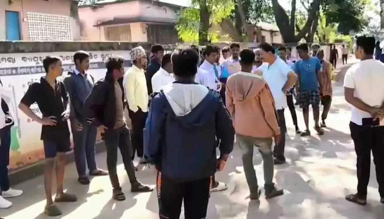 Odisha के रायगड़ा में बस-बाइक की टक्कर में 2 कॉलेज छात्रों की मौत Odisha के रायगड़ा में बस-बाइक की टक्कर में 2 कॉलेज छात्रों की मौत
