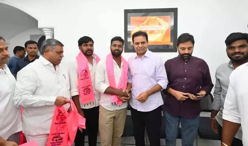 Hyderabad: रहमत नगर खेल के मैदान में आग लगने से कई गाड़ियां जल गईं Hyderabad: रहमत नगर खेल के मैदान में आग लगने से कई गाड़ियां जल गईं