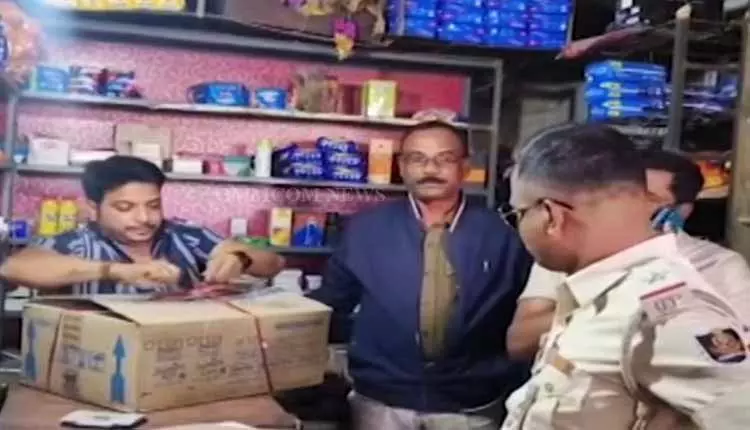 Bhadrak के मेडिकल स्टोर में शराब का जखीरा मिला,जांच जारी Bhadrak के मेडिकल स्टोर में शराब का जखीरा मिला,जांच जारी