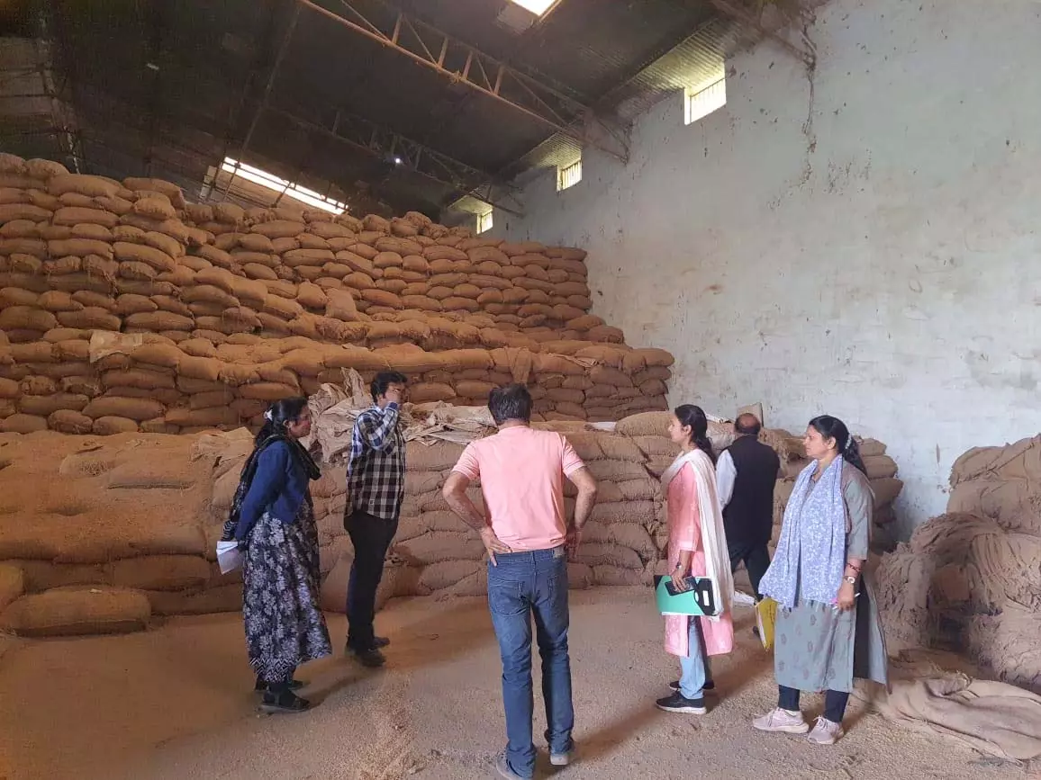 कलेक्टर के निर्देश पर धान के अवैध भण्डारण एवं संग्रहण पर हो रही है कड़ी कार्यवाही कलेक्टर के निर्देश पर धान के अवैध भण्डारण एवं संग्रहण पर हो रही है कड़ी कार्यवाही