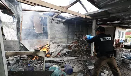 कंबोडिया और थाईलैंड के बीच दोनों तरफ से हमला जारी, अब तक कई आम नागरिकों और सैनिकों की मौत कंबोडिया और थाईलैंड के बीच दोनों तरफ से हमला जारी, अब तक कई आम नागरिकों और सैनिकों की मौत
