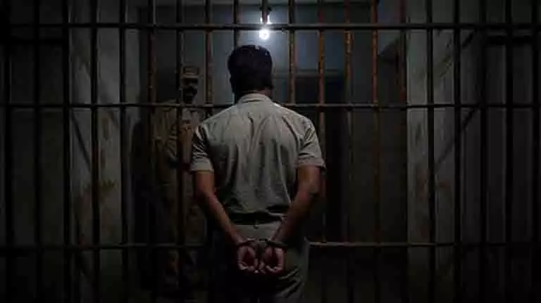 गोरखपुर: तीन साल तक IAS बनकर घूमने वाले धोखेबाज़ गिरफ्तार गोरखपुर: तीन साल तक IAS बनकर घूमने वाले धोखेबाज़ गिरफ्तार