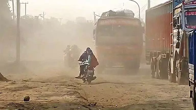 Dishergarh Road की हालत खराब, रोज़ाना आवागमन से लोगों की जान को खतरा Dishergarh Road की हालत खराब, रोज़ाना आवागमन से लोगों की जान को खतरा