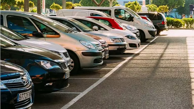 100 टका Parking Fee को लेकर लोग नाराज़। 100 टका Parking Fee को लेकर लोग नाराज़।