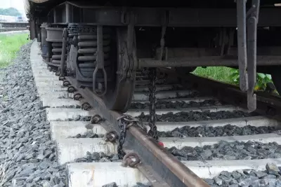 ट्रेन हादसा टला, रेलवे ट्रैक पर पोल रखकर मालगाड़ी को पलटाने की साजिश नाकाम ट्रेन हादसा टला, रेलवे ट्रैक पर पोल रखकर मालगाड़ी को पलटाने की साजिश नाकाम