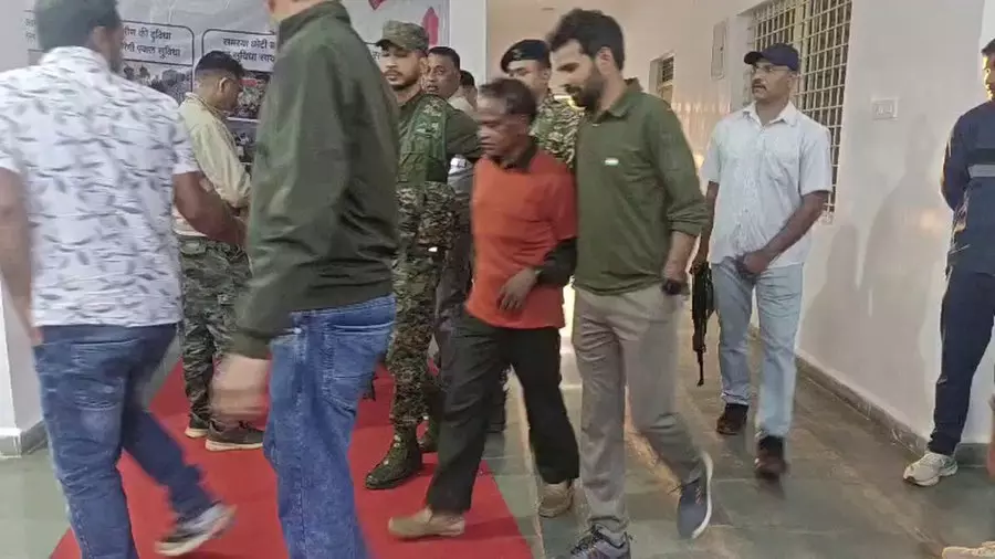43 लाख के इनामी दो नक्सलियों ने सुरक्षा बलों के सामने किया सरेंडर 43 लाख के इनामी दो नक्सलियों ने सुरक्षा बलों के सामने किया सरेंडर