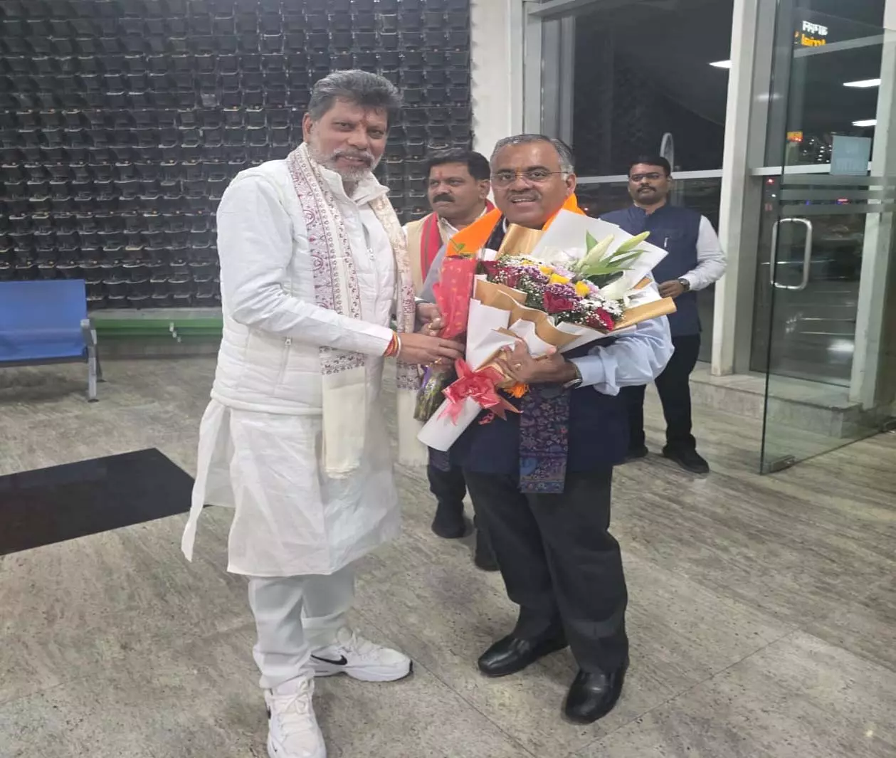 रायपुर एयरपोर्ट पर BJP प्रदेश अध्यक्ष ने किया तरुण चुघ का भव्य स्वागत रायपुर एयरपोर्ट पर BJP प्रदेश अध्यक्ष ने किया तरुण चुघ का भव्य स्वागत