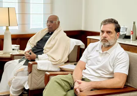 अरुणाचल प्रदेश में ट्रक हादसे पर खरगे, प्रियंका समेत राहुल गांधी ने जताया दुख अरुणाचल प्रदेश में ट्रक हादसे पर खरगे, प्रियंका समेत राहुल गांधी ने जताया दुख