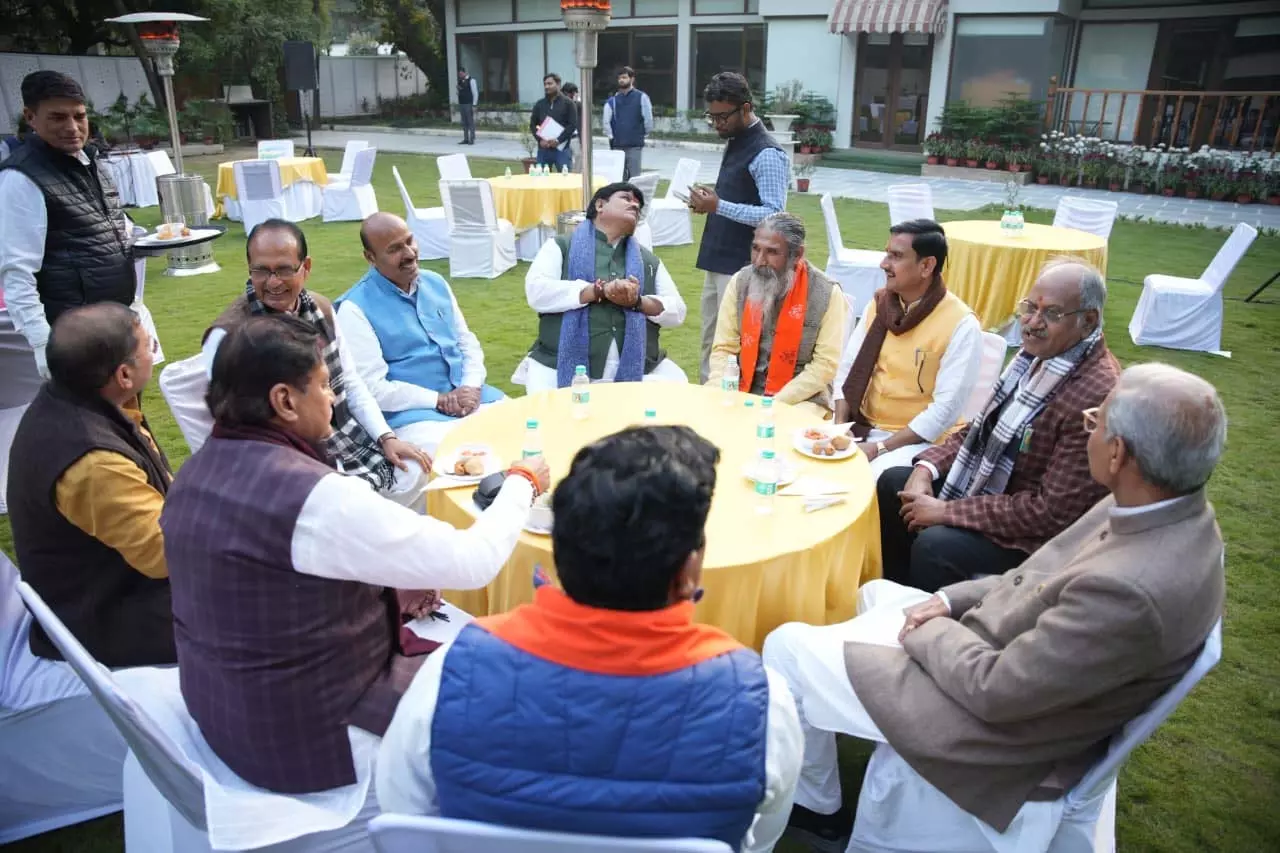 लोकसभा सांसद बृजमोहन अग्रवाल ने केंद्रीय कृषि मंत्री शिवराज सिंह चौहान की भेंट लोकसभा सांसद बृजमोहन अग्रवाल ने केंद्रीय कृषि मंत्री शिवराज सिंह चौहान की भेंट