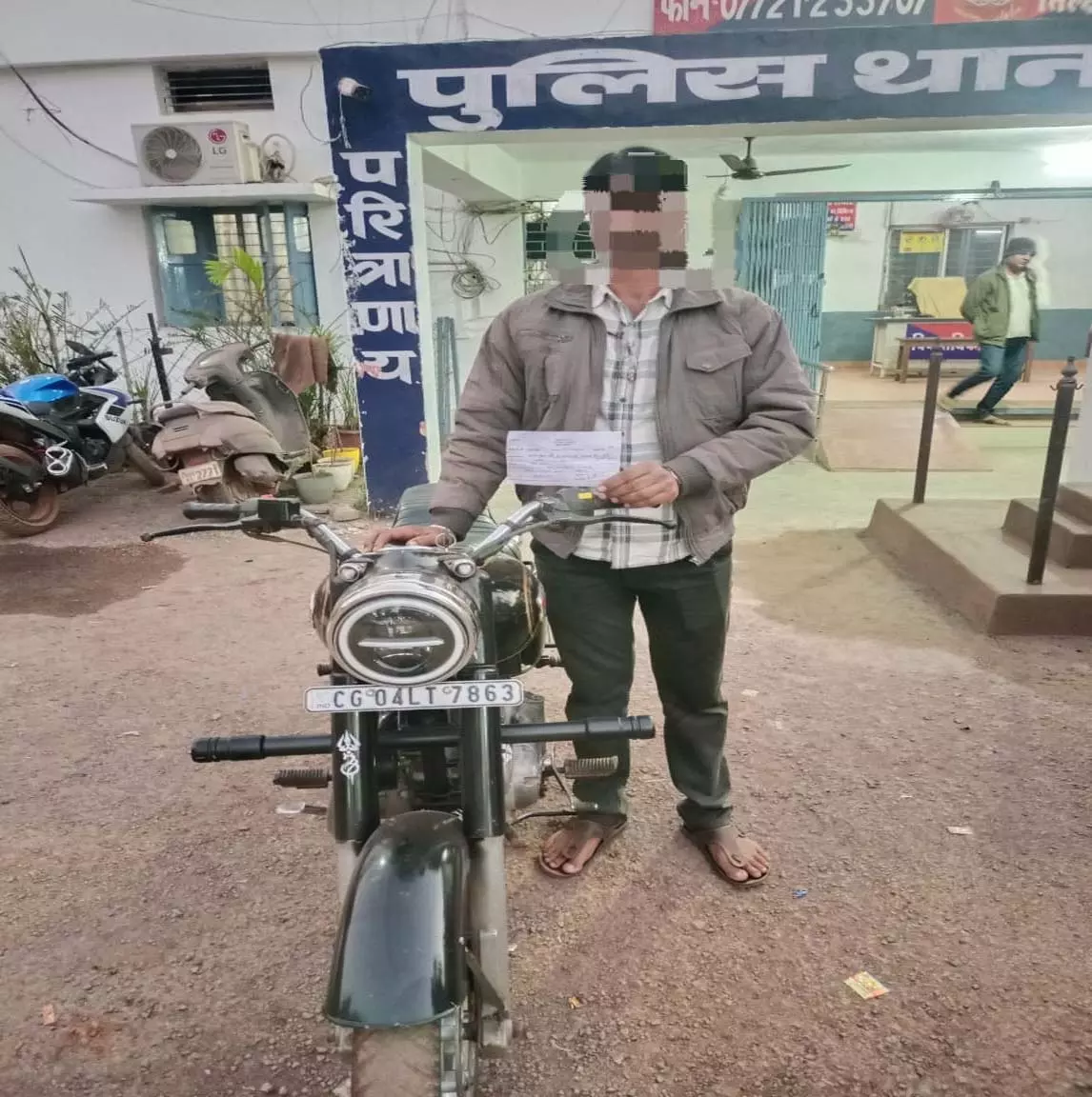 मॉडिफाई सायलेंसर लगाकर तेज गति से वाहन चलाने पर युवक को जुर्माना, बाइक जप्त मॉडिफाई सायलेंसर लगाकर तेज गति से वाहन चलाने पर युवक को जुर्माना, बाइक जप्त