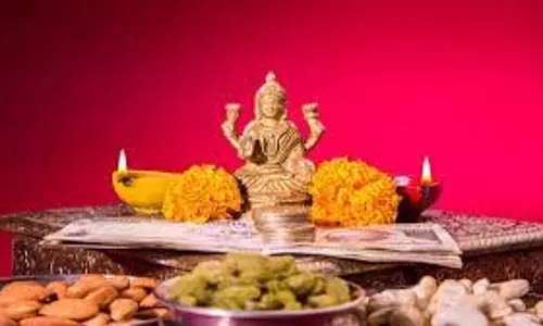 Lakshmi Chalisa: शुक्रवार के दिन करें इस चालीसा का पाठ, घर में सदा भरा रहेगा धन का भंडार Lakshmi Chalisa: शुक्रवार के दिन करें इस चालीसा का पाठ, घर में सदा भरा रहेगा धन का भंडार