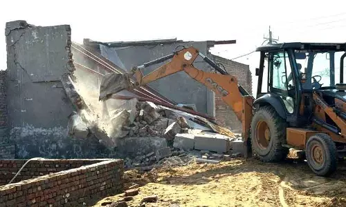 Rohtak के गांवों में 3 अवैध कॉलोनियां गिराई गईं Rohtak के गांवों में 3 अवैध कॉलोनियां गिराई गईं