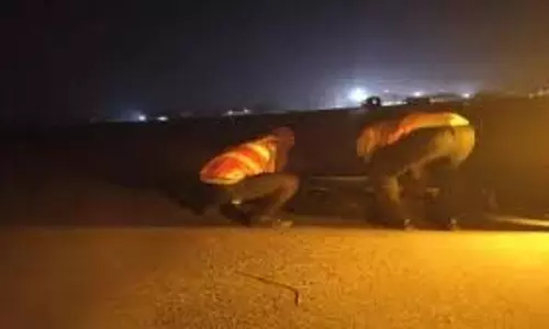 Bihar: इंटरनेशनल एयरपोर्ट पर आतंकियों ने एयर इंडिया का विमान हाईजैक किया , फैली दहशत Bihar: इंटरनेशनल एयरपोर्ट पर आतंकियों ने एयर इंडिया का विमान हाईजैक किया , फैली दहशत