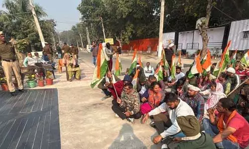 Rohtak PGI के कर्मचारियों ने CM आवास के बाहर प्रदर्शन किया Rohtak PGI के कर्मचारियों ने CM आवास के बाहर प्रदर्शन किया