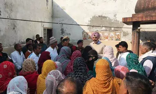 रोहित धनखड़ मर्डर केस: Rohtak के IGP ने परिवार वालों से मुलाकात की रोहित धनखड़ मर्डर केस: Rohtak के IGP ने परिवार वालों से मुलाकात की