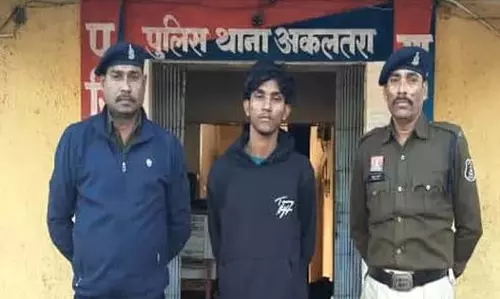 धीरेंद्र रेप मामले में गिरफ्तार, मोबाइल को पुलिस ने किया जब्त धीरेंद्र रेप मामले में गिरफ्तार, मोबाइल को पुलिस ने किया जब्त