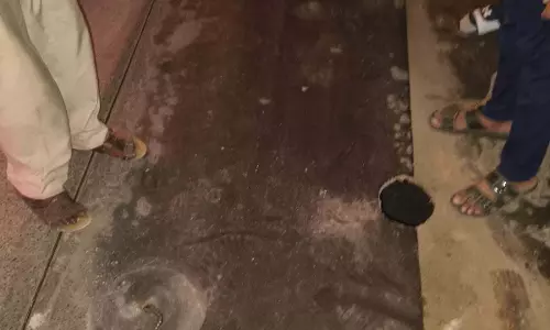 सड्डू-उरकुरा रोड में निगम की सतर्कता से टला बड़ा हादसा सड्डू-उरकुरा रोड में निगम की सतर्कता से टला बड़ा हादसा
