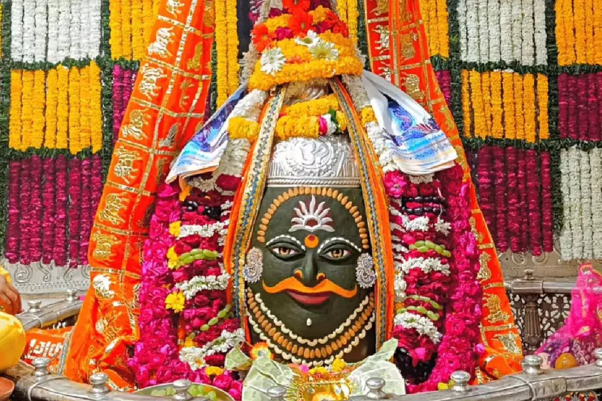 Ujjain: फूलों की बड़ी माला पर रोक, महाकाल मंदिर में नए नियम लागू Ujjain: फूलों की बड़ी माला पर रोक, महाकाल मंदिर में नए नियम लागू