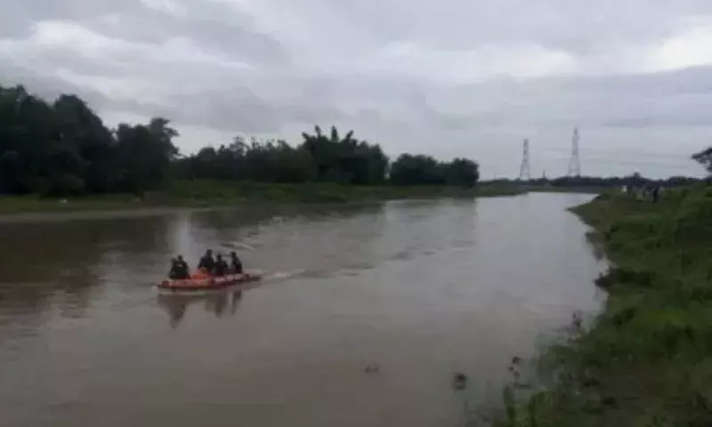 Assam: ब्रह्मपुत्र में डूबने के बाद लापता पांच लोगों की बड़े पैमाने पर तलाश जारी Assam: ब्रह्मपुत्र में डूबने के बाद लापता पांच लोगों की बड़े पैमाने पर तलाश जारी