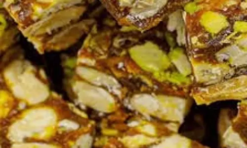 Dry Fruit Chikki : सर्दियों में गुड़ और ड्राई फ्रूट से बनाएं टेस्टी चिक्की Dry Fruit Chikki : सर्दियों में गुड़ और ड्राई फ्रूट से बनाएं टेस्टी चिक्की