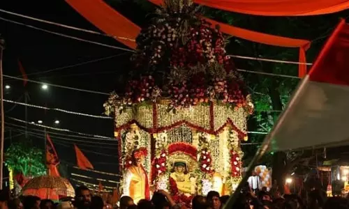 Indore: अष्टमी के दिन मंदिर से निकली भव्य प्रभातफेरी Indore: अष्टमी के दिन मंदिर से निकली भव्य प्रभातफेरी
