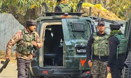 Jammu-Kashmir: प्रतिबंधित तहरीक-ए-हुर्रियत के तीन सदस्यों के ठिकानों पर पुलिस का छापा Jammu-Kashmir: प्रतिबंधित तहरीक-ए-हुर्रियत के तीन सदस्यों के ठिकानों पर पुलिस का छापा