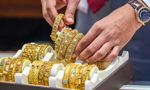 Gold में तेज़ी, चांदी रिकॉर्ड ऊंचाई के बाद फिसली
