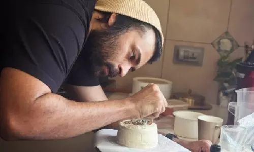 Varun Konidela ने केक बनाते हुए कहा कि उनका फोकस एक मास्टरपीस बनाने पर है Varun Konidela ने केक बनाते हुए कहा कि उनका फोकस एक मास्टरपीस बनाने पर है